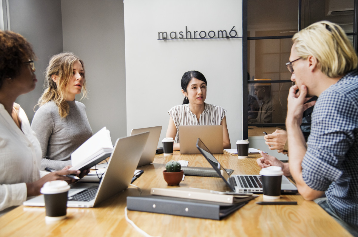 Equipo reunido alrededor de una mesa de trabajo